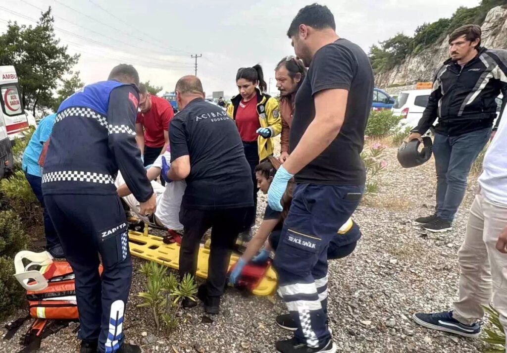 bodrumda-yolcu-minibusu-ile-araba-carpisti-15-yarali-CSxpwQaL.jpg