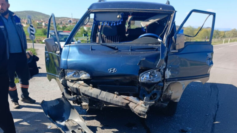 kutahyada-karavan-ile-minibus-carpisti-6EJkMdd2.jpg