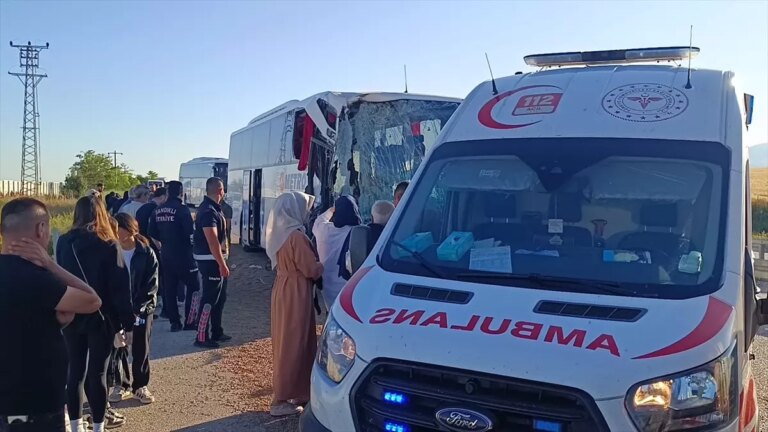 afyonkarahisarda-yolcu-otobusu-tira-carpti-9-yarali-HtYRGTUi.jpg
