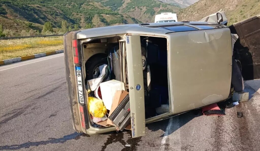 erzincanda-araba-devrildi-5-yarali-cjftzFni.jpg