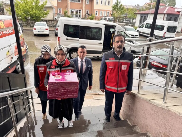 erzurumlu-cift-22-yillik-evlat-hasretini-azra-ile-dindirdi-fFOPyBlE.jpg