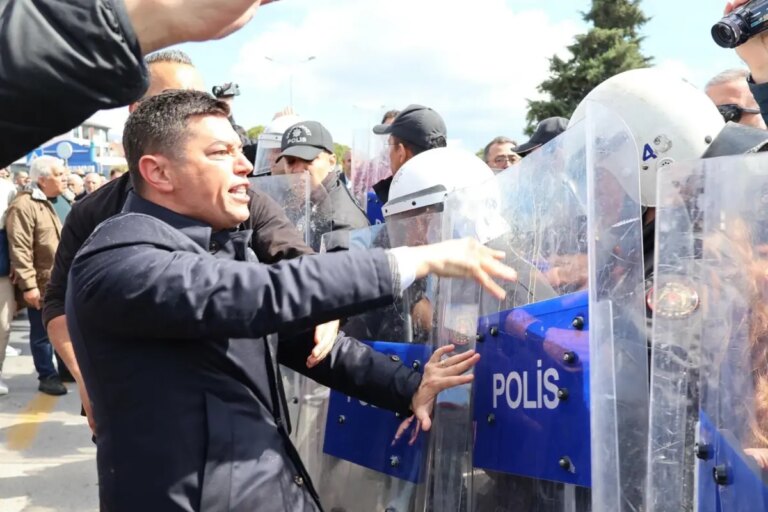 marmaris-belediye-baskani-acar-unluye-protesto-nedeniyle-dava-acildi-SDcuYFtj.jpg