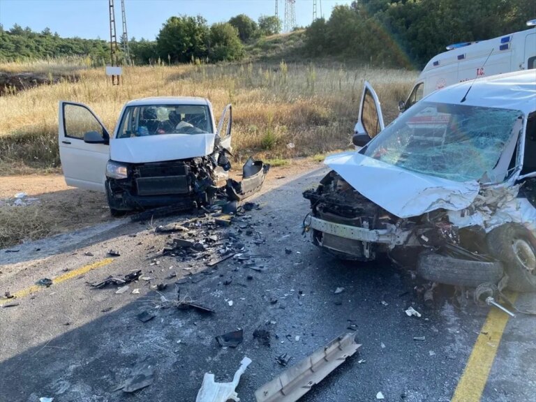 muglada-trafik-kazasi-3-yarali-7buEeGAr.jpg