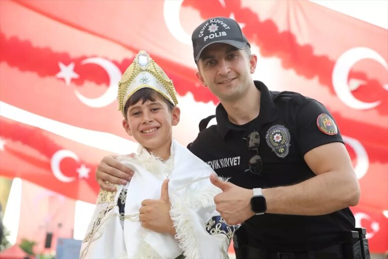 siirtte-kirvem-polis-olsun-projesi-ile-250-cocuk-icin-sunnet-soleni-duzenlendi-eBNTyx6g.jpg