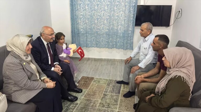 vali-kosger-gorme-engelli-aileyi-ziyaret-etti-BpAdR5rm.jpg